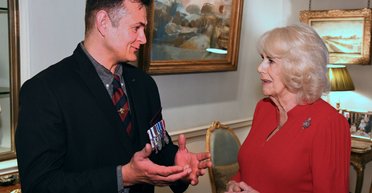 Королева Камілла вразила яскравою червоною сукнею, за якою криється таємний сенс (фото)