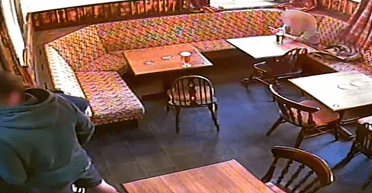 Рухався сам: власник бару злякався привида підлітка, який перекинув склянку (відео)