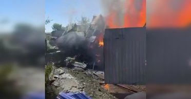 Запутался в проводах: в РФ учебный самолет упал на жилой дом