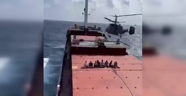 Вертолет подлетел к палубе: появились кадры воможного досмотра судна Sukru Okan (видео)