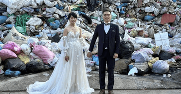 "Допоки сміття не розлучить нас": подружня пара "влаштувала" незвичайне весілля на звалищі
