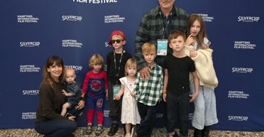 Алек Болдвін зʼявився на червоній доріжці з дружиною та сімома дітьми (фото)