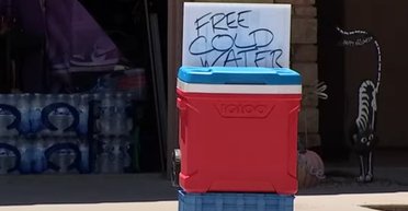 Абсурдно, но правда: мужчину оштрафовали за бесплатную раздачу воды во время жары (видео)