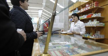 Проблемы "Дарницы" с продажами из-за высоких цен, а не "сговора" аптек, — экономист