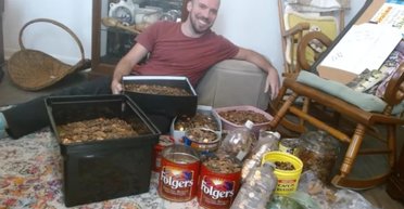 Чоловік отримав спадок від дідуся у вигляді монет: на скільки він став багатшим (фото)