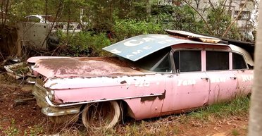 Заброшенное сокровище: на свалке обнаружили эксклюзивный Cadillac Элвиса Пресли (видео)