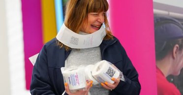 Предлагают работу: производитель гигиенических средств печатает вакансии на туалетной бумаге (фото)