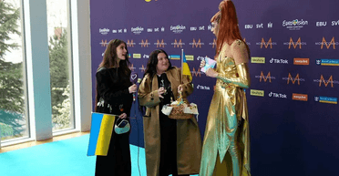 З паскою та крашанками: alyona alyona та Jerry Heil прийшли на відкриття Євробачення 2024 (відео)