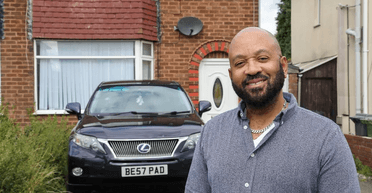 Чоловік став мільйонером, купивши номерний знак для своєї машини за 120 фунтів стерлінгів