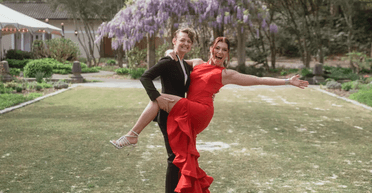 Виникла іскра: жінка кинула нареченого і одружилася зі своєю подругою (фото)