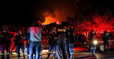 Крит в огне: тысячи туристов эвакуируют из-за катастрофических лесных пожаров (видео)