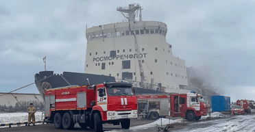 В Морском порту Петербурга тушат пожар на ледоколе "Ермак": что произошло (видео)