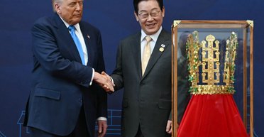 Встречали с шиком: Трампу подарили в Южной Корее золотую корону (видео)