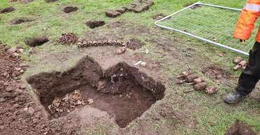 Могли взорваться в любой момент: под детским парком нашли 176 бомб времен Второй мировой войны