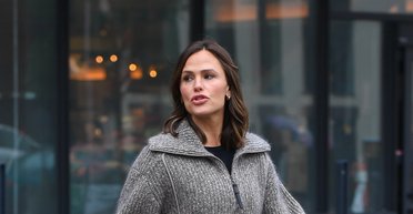 Дженніфер Гарнер продемонструвала комфортний образ на осінь 2023 (фото)