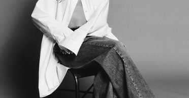 Майлі Сайрус представила найкраще поєднання сорочки та джинсів на осінь 2023 року