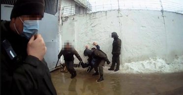 Били и издевались: в украинских колониях действовала система пыток заключенных, — ГБР (фото)