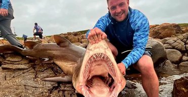 Чоловік позував з акулою завважки 140 кг, але вона тільки прикидалася мертвою: що сталося далі