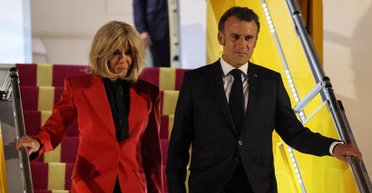 Пощечина от жены? Макрон оказался в пикантной ситуации после прибытия во Вьетнам (видео)