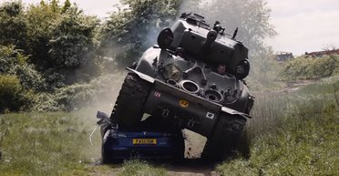 Послание Илону Маску: ветеран Второй мировой раздавил танком электрокар Tesla (видео)