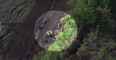 Выдержал несколько сбросов и подрыв мины: робот ВСУ вывез с поля боя тело погибшего бойца (видео)