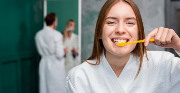 Жінка натрапила на загадковий предмет під час чищення зубів (фото)