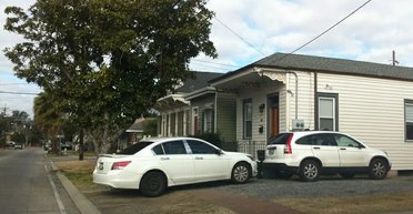 Мужчина "эпически отомстил" соседу, устроившему парковку из 6 автомобилей перед его домом