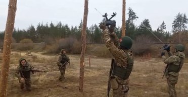 Гойдалки з дронами: у мережі з'явилися кадри підготовки російських солдатів (відео)