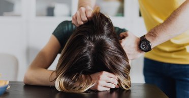 Схватил за бедро — заплати штраф. Как в Украине впервые наказали абьюзера