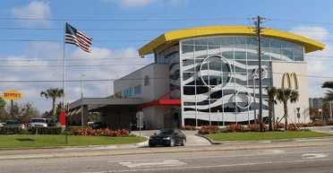 Мужчина посетил самый большой в мире McDonald's и рассказал, чем он лучше других (видео)