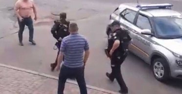 Ударив в обличчя і заліз на капот: у Києві чоловік влаштував бійку з поліцейськими (фото, відео)