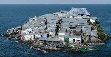 Розміром з футбольне поле. На острові, де живе "найбільше у світі" людей, є свій бордель (фото)