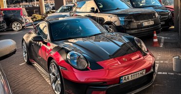 У Києві помітили екстремальний трековий Porsche із яскравим тюнінгом (фото)