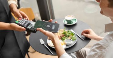 Чоловік віддав за вечерю в ресторані 242 тисячі гривень і зник: його розшукують (фото)