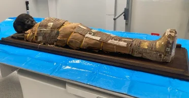 Прячет неизвестный артефакт: 2000-летняя мумия мальчика удивила ученых (фото)