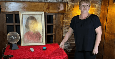 Пов'язана з королівською родиною: медіум "поспілкувалася" з проклятою картиною (фото)