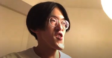 Блогер зробив свій фізичний недолік фішкою і став зіркою YouTube: у чому його особливість