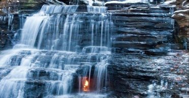 Є по всьому світу: чоловік помітив "вічний вогонь" у водоспаді (відео)
