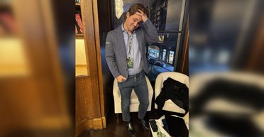 "Можуть бути вашими": шахіст Магнус Карлсен виставив на аукціон свої "скандальні" джинси