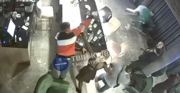 В Киеве неизвестный открыл стрельбу в баре: пострадала девушка (видео)