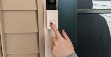 "Просила зупинитися": сусід стежить за жінкою через розумний дверний дзвінок