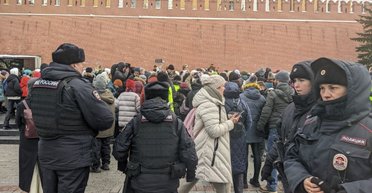 Акция жен мобилизованных у стен Кремля закончилась автозаком: кого задержали (фото, видео)