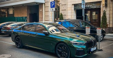 Чемпіонський седан: у Києві помітили ексклюзивний BMW Олександра Усика (фото)