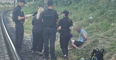 Во Львове мужчина напал на детей, которые хотели помочь ему и вызвать скорую