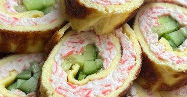 Яєчний рулет із крабовими паличками: як приготувати смачну закуску швидко і без проблем