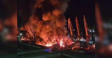 В России загорелся огромный ангар на морском вокзале: что говорят спасатели (видео)