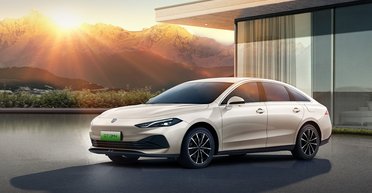 Более 2200 км: электрифицированный китайский седан установил новый рекорд запаса хода (фото)