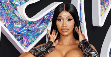 Гора млинців і збиті вершки: Карді Бі відповіла бодішеймерам оригінальним способом (відео)