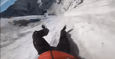 Невероятная удача: альпинист выжил после спуска на лыжах и падения с горы (видео)