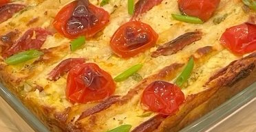 Лаваш із сиром і ковбасою під заливкою: рецепт смачного сніданку для всієї родини